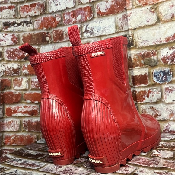 Sorel Joan Rain Wedge Chelsea boots in red gloss - Picture 7 of 17